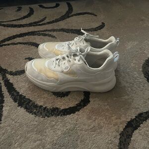 UGG Women's Cream Sneakers size 8 casual trendy chunky